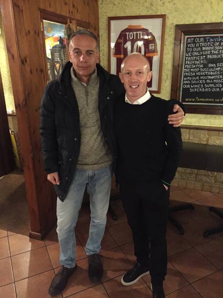 L&#39;allenatore dello Yeovil Darren Way, 38 anni, posa col nostro inviato Stefano Boldrini